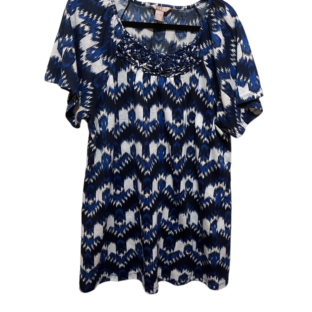 White Stag woman’s blue/white top with circular cup sleeves, size XXL (20)